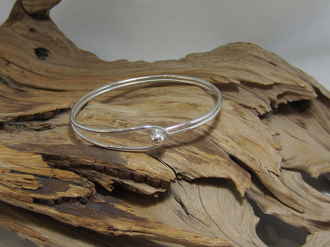 The neat clasp on this bangle is the centre of the design. It measures 66mm across when closed which is slightly bigger than usual so will suit a larger hand. It weighs approximately 14 grams so carries a full set of UK Hallmarks. 925 Silver Canterbury