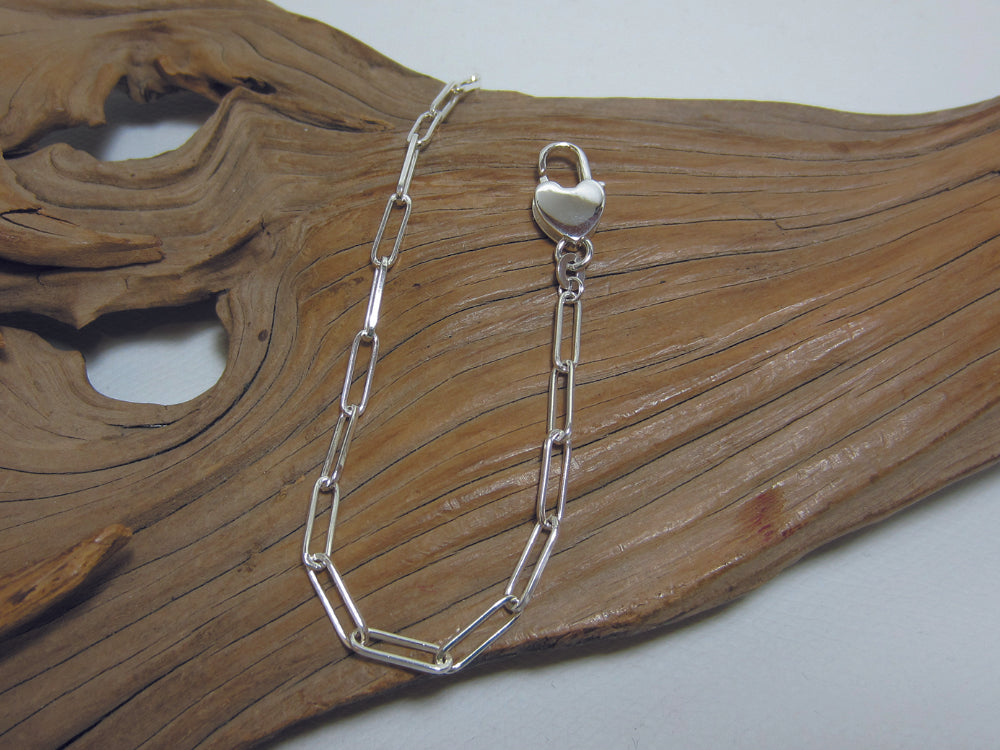 Paperclip style sterling silver bracelet with a nice heart shaped clasp, the bracelet is 20cm long and each link is 1cm. 925 Canterbury