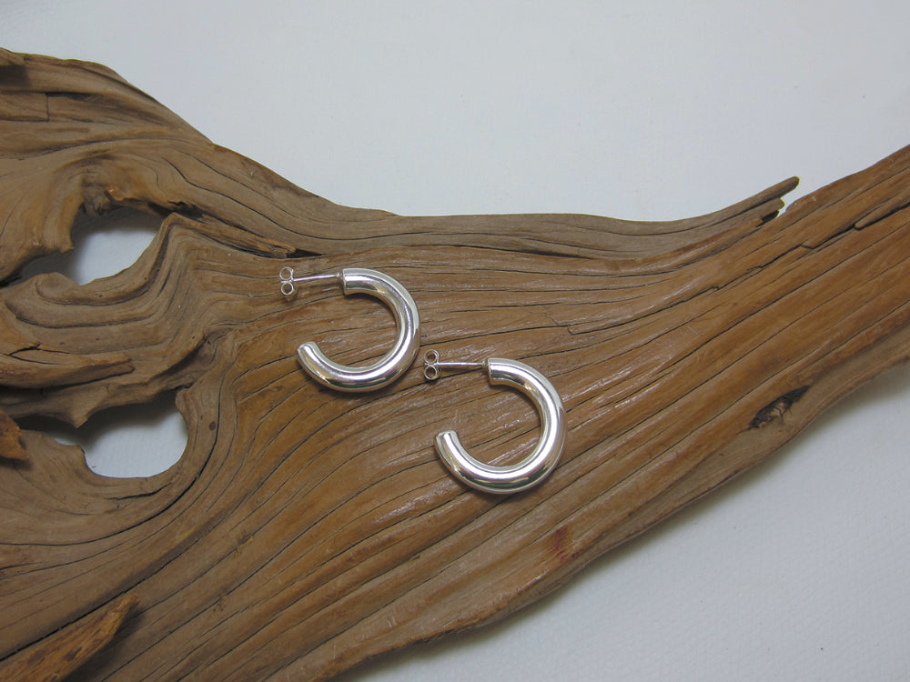 Nice tubular design, these sterling silver hoops measure 24mm across. These earrings are made using electroforming, so they have tiny 'venting' holes which can't be seen when they are worn. 925 Canterbury