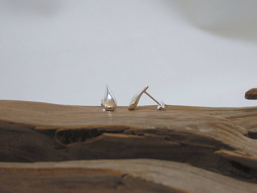 Sleek, sterling silver teardrop studs which measure 12mm high and 5mm wide. 925 Silver Canterbury