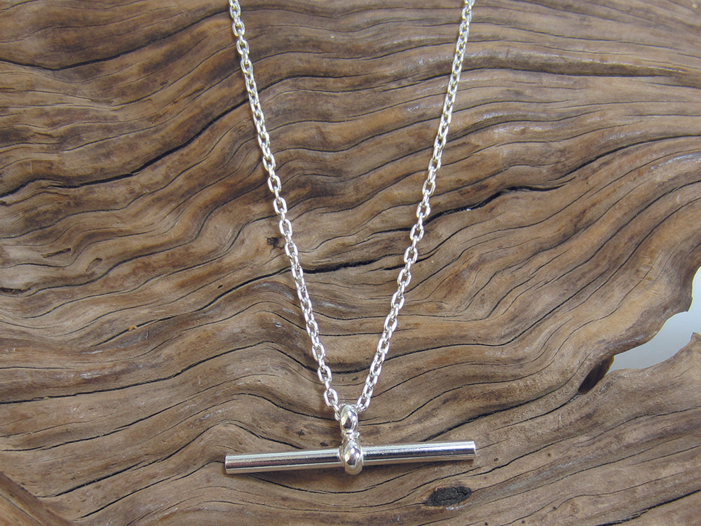 Stylish sterling silver t-bar necklace. The chain is 18" long and the t-bar is 30mm wide. 925 Silver Canterbury