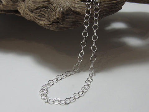 Simple oval link sterling silver necklace, great for everyday wear. Each link is 7mm long and the necklace is available in lengths of 16" or 18". 925 Canterbury