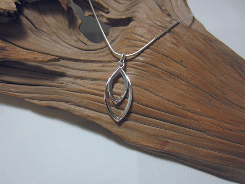 A great everyday sterling silver pendant which is 30mm long and is shown here on a fine snake chain. It looks great with the matching earrings. 925 sSilver Canterbury