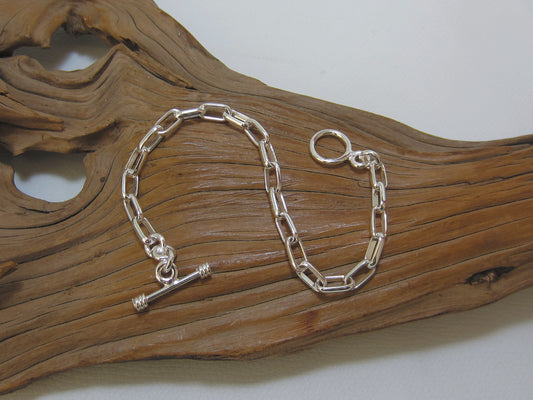Classic style, sterling silver rectangular belcher chain - each link measures 8mm and the bracelet is 7.5 inches long and weighs 9.2 grams. 925 Silver Cantrbury