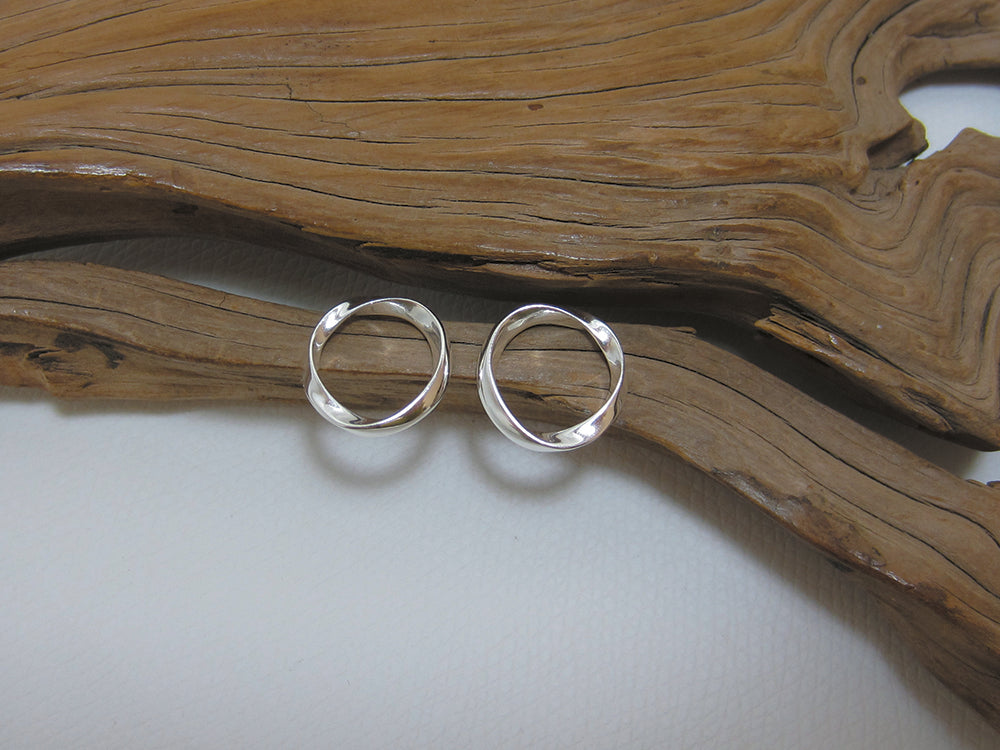 Simple and sophisticated these sterling silver stud earrings measure 16mm across. 925 Silver Canterbury
