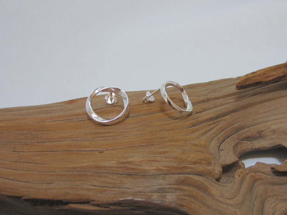 Simple and sophisticated these sterling silver stud earrings measure 16mm across. 925 Silver Canterbury