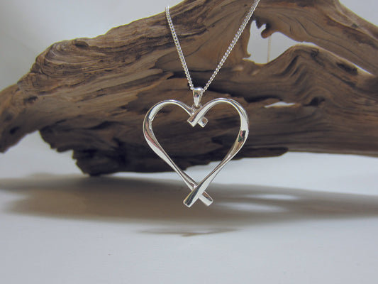 A good size, but lightweight sterling silver twisty heart pendant which measures 33mm wide and 35mm tall. 925 Canterbury