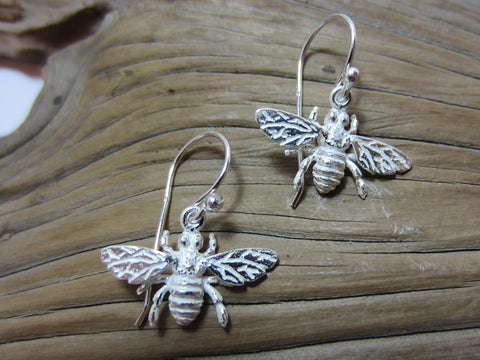 These sterling silver, realistic bee earrings have slightly frosted finish and measure 18mm across. 925 Canterbury