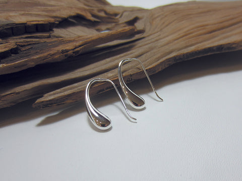 Beautifully simple sterling silver earrings which are great for daytime or evening, they measure 24mm long. 925 Canterbury