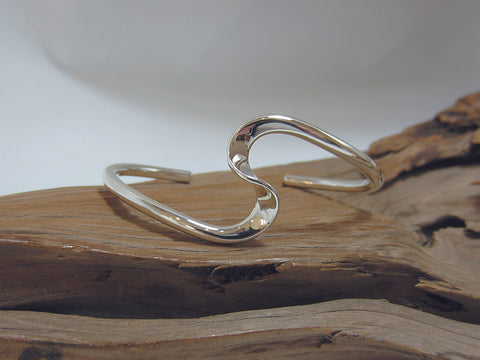 An attractive 's' detail makes this sterling silver bangle stand out. It measures 60mm across, but can be adjusted slightly, and weighs 16 grams.