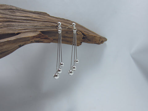 Great movement in these sterling silver earrings which can really dress-up a simple bead necklace. They are 60mm long. 925 Silver Canterbury