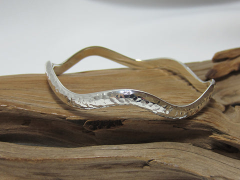 A nice undulating design which can be worn alone or stacked with other bangles. This sterling silver bangle is 5mm deep, measures 65mm across and weighs around 20 grams. 925 Silver Canterbury